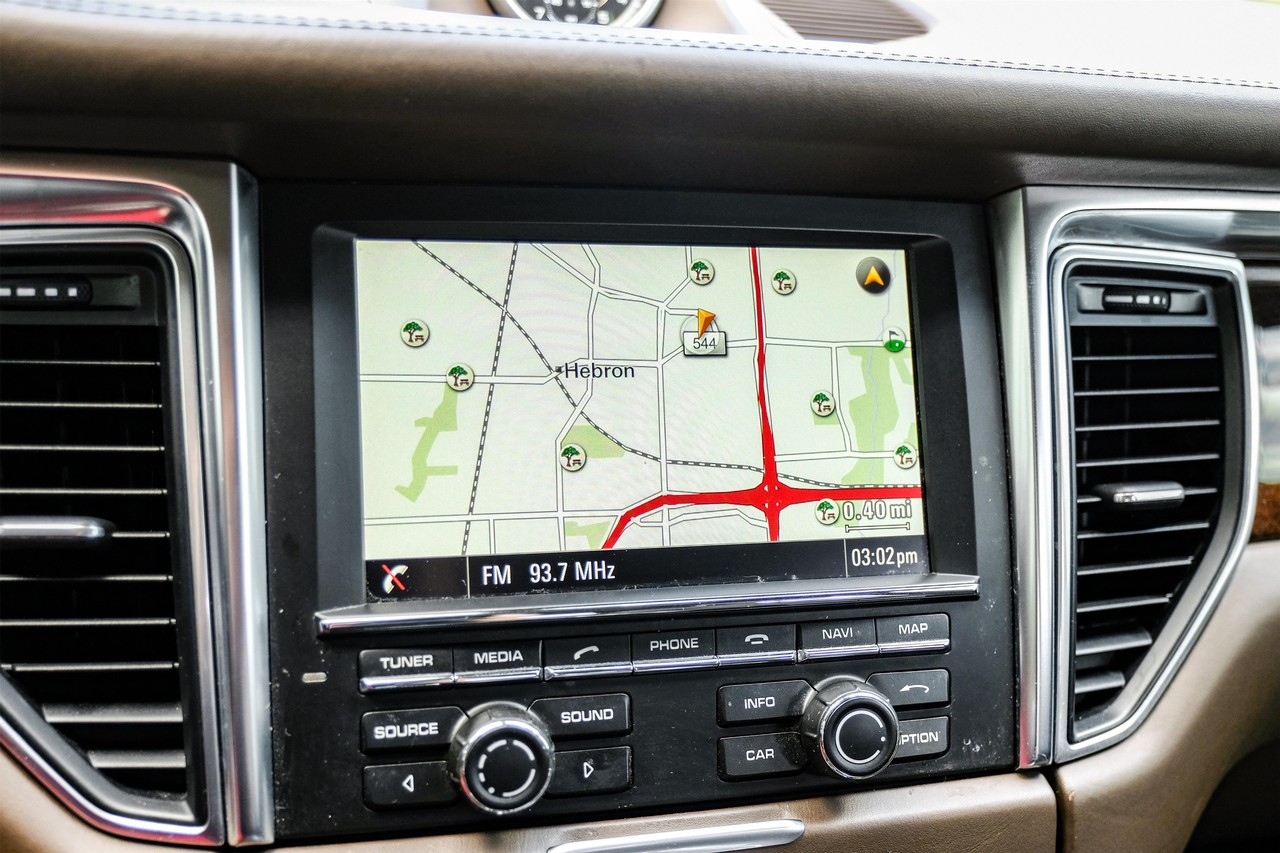 Porsche Macan Vehicle Main Gallery Image 22