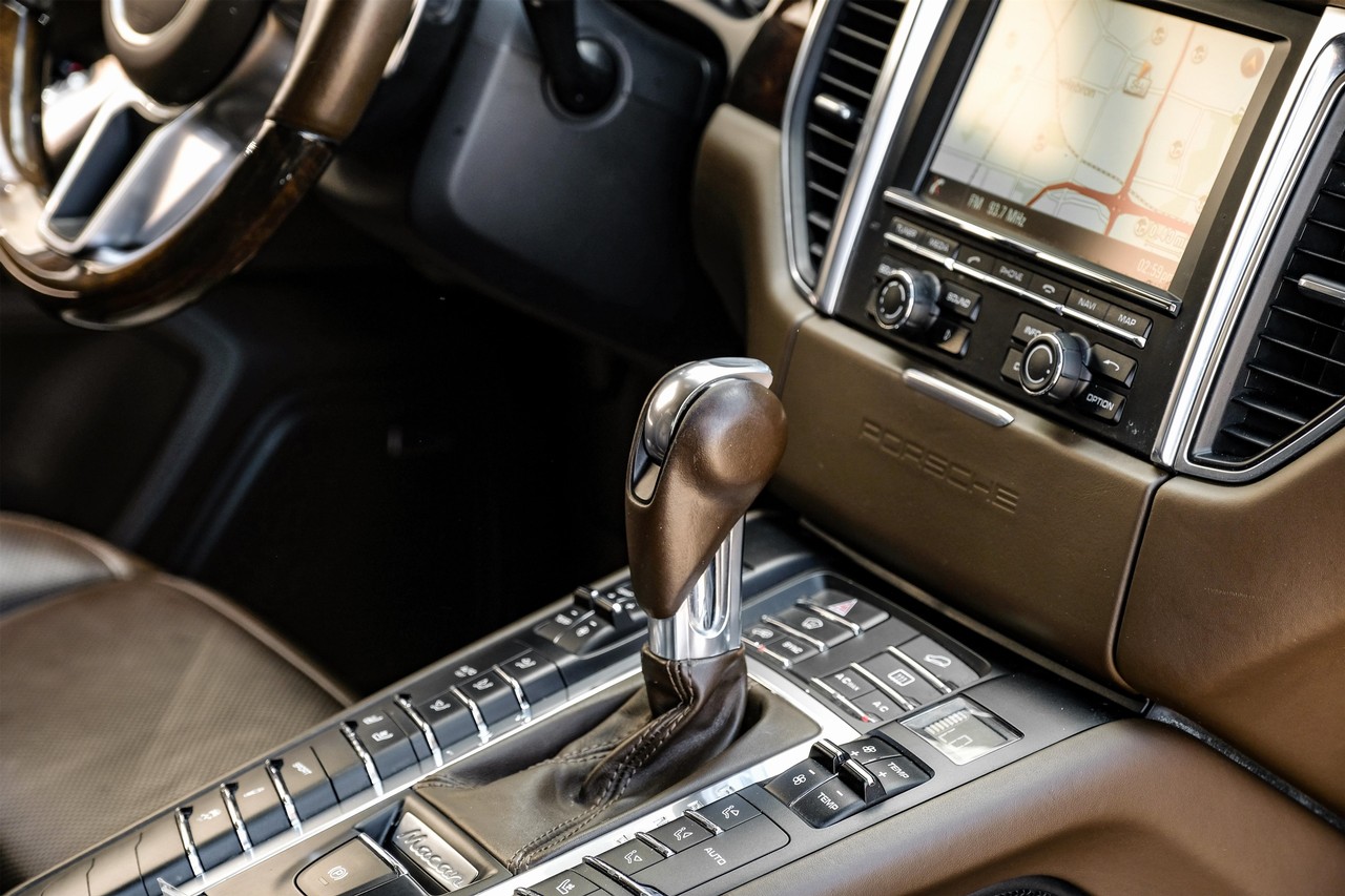 Porsche Macan Vehicle Main Gallery Image 24