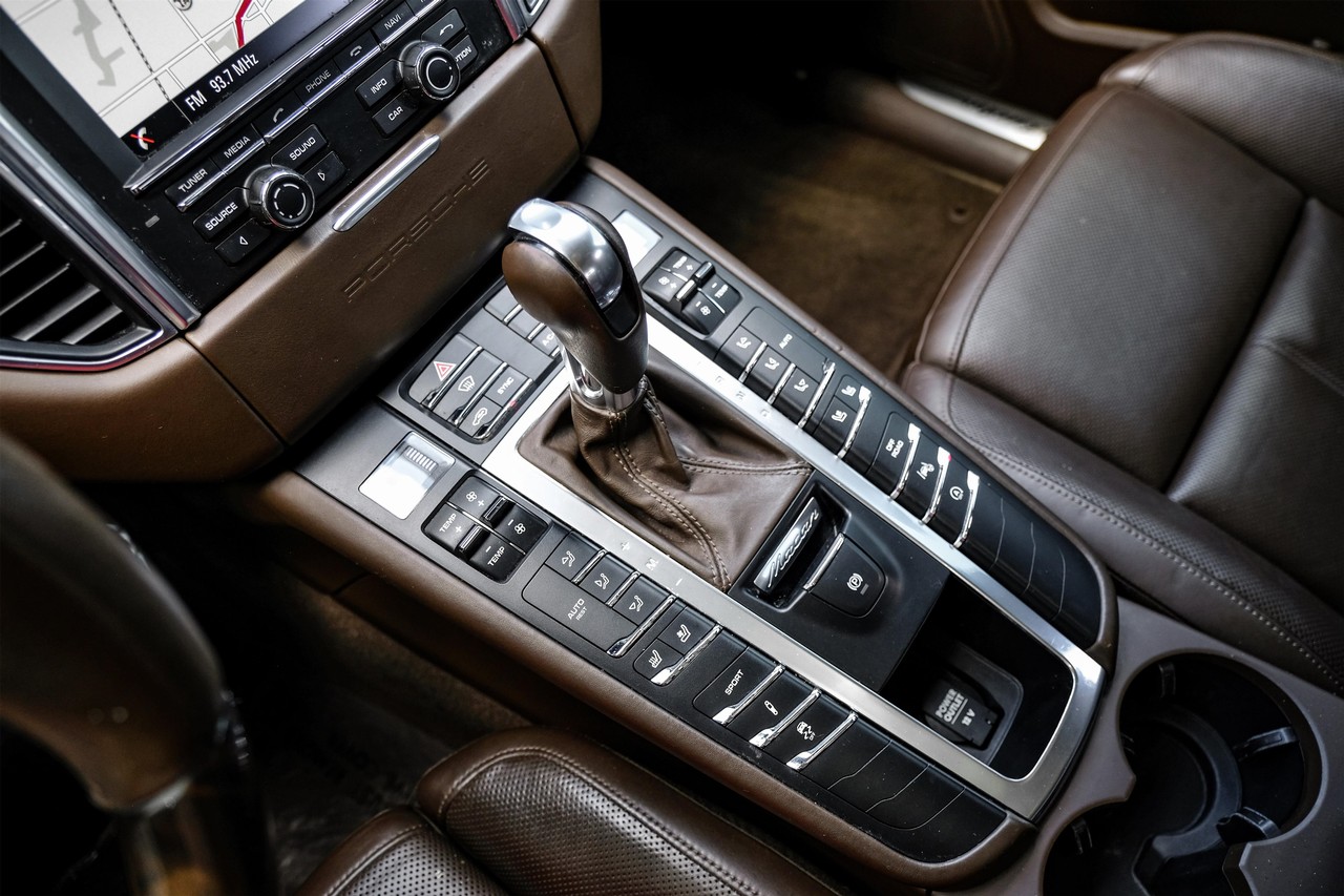 Porsche Macan Vehicle Main Gallery Image 25