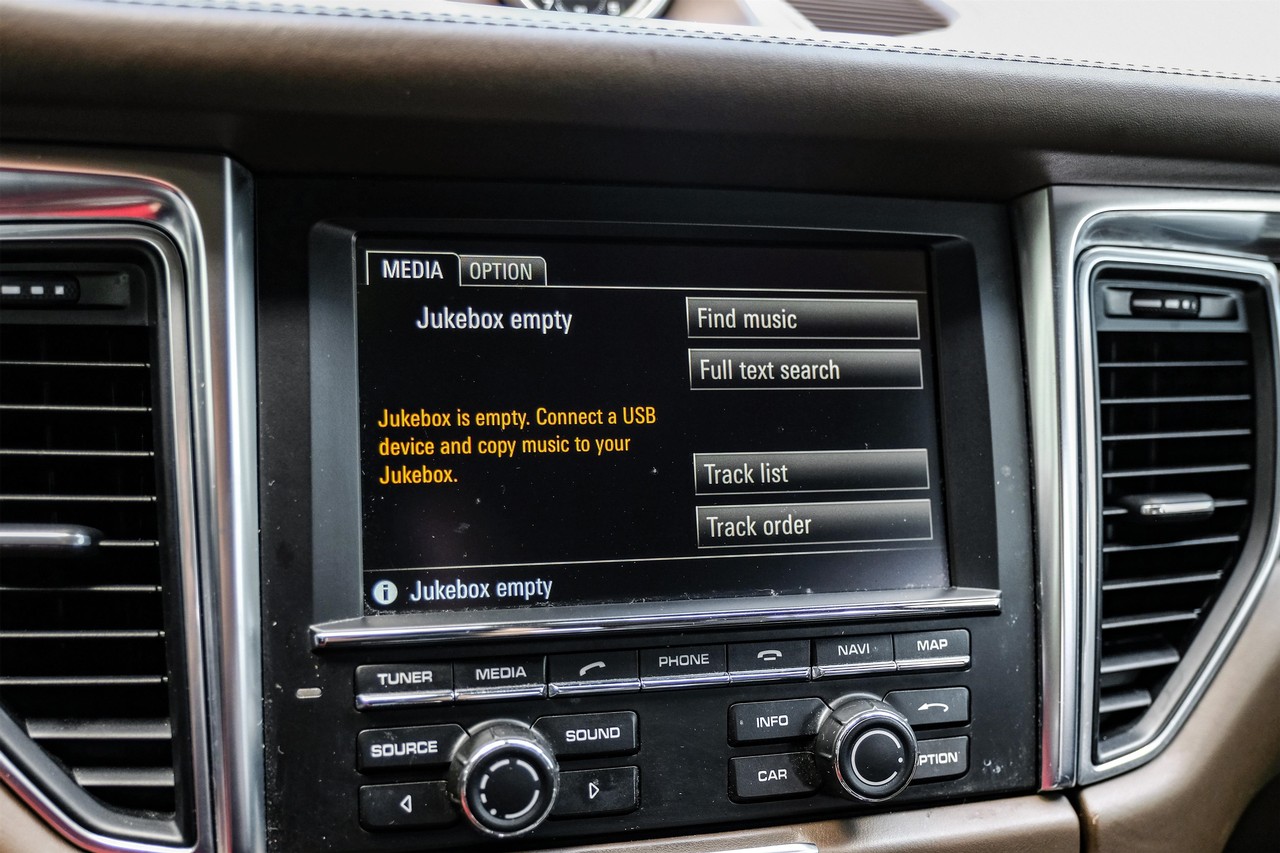 Porsche Macan Vehicle Main Gallery Image 32