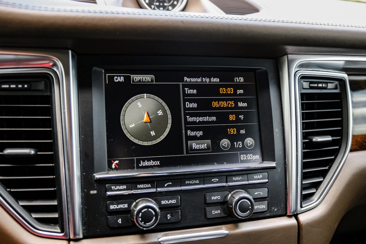 Porsche Macan Vehicle Main Gallery Image 34