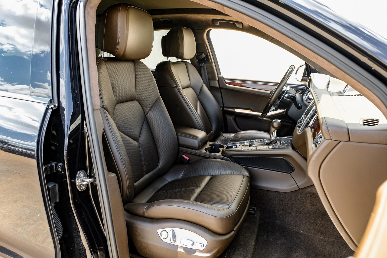 Porsche Macan Vehicle Main Gallery Image 35