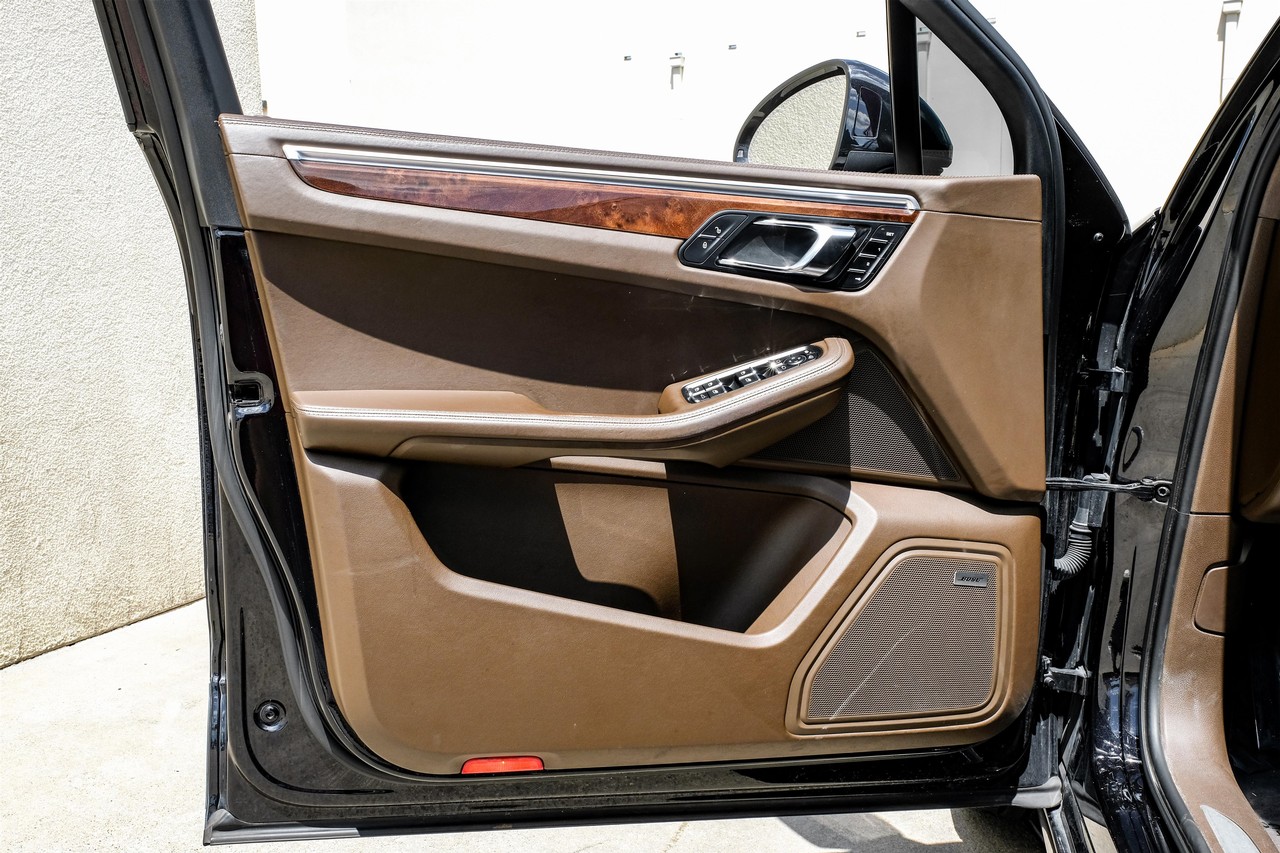 Porsche Macan Vehicle Main Gallery Image 41