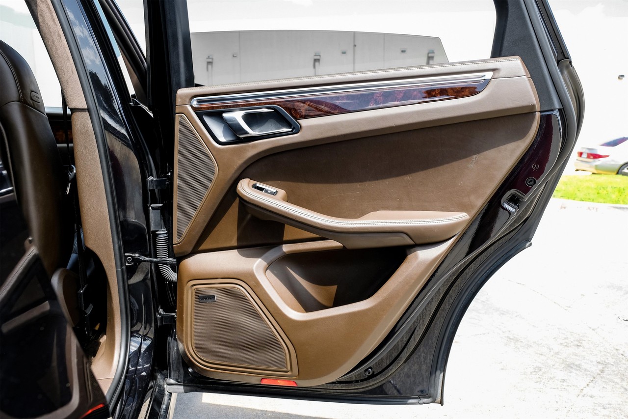 Porsche Macan Vehicle Main Gallery Image 45