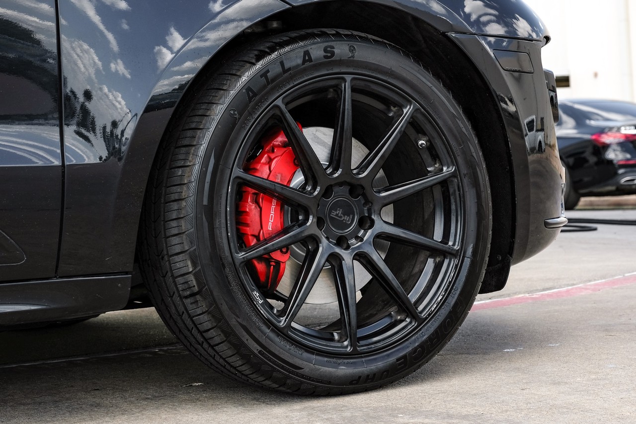 Porsche Macan Vehicle Main Gallery Image 49