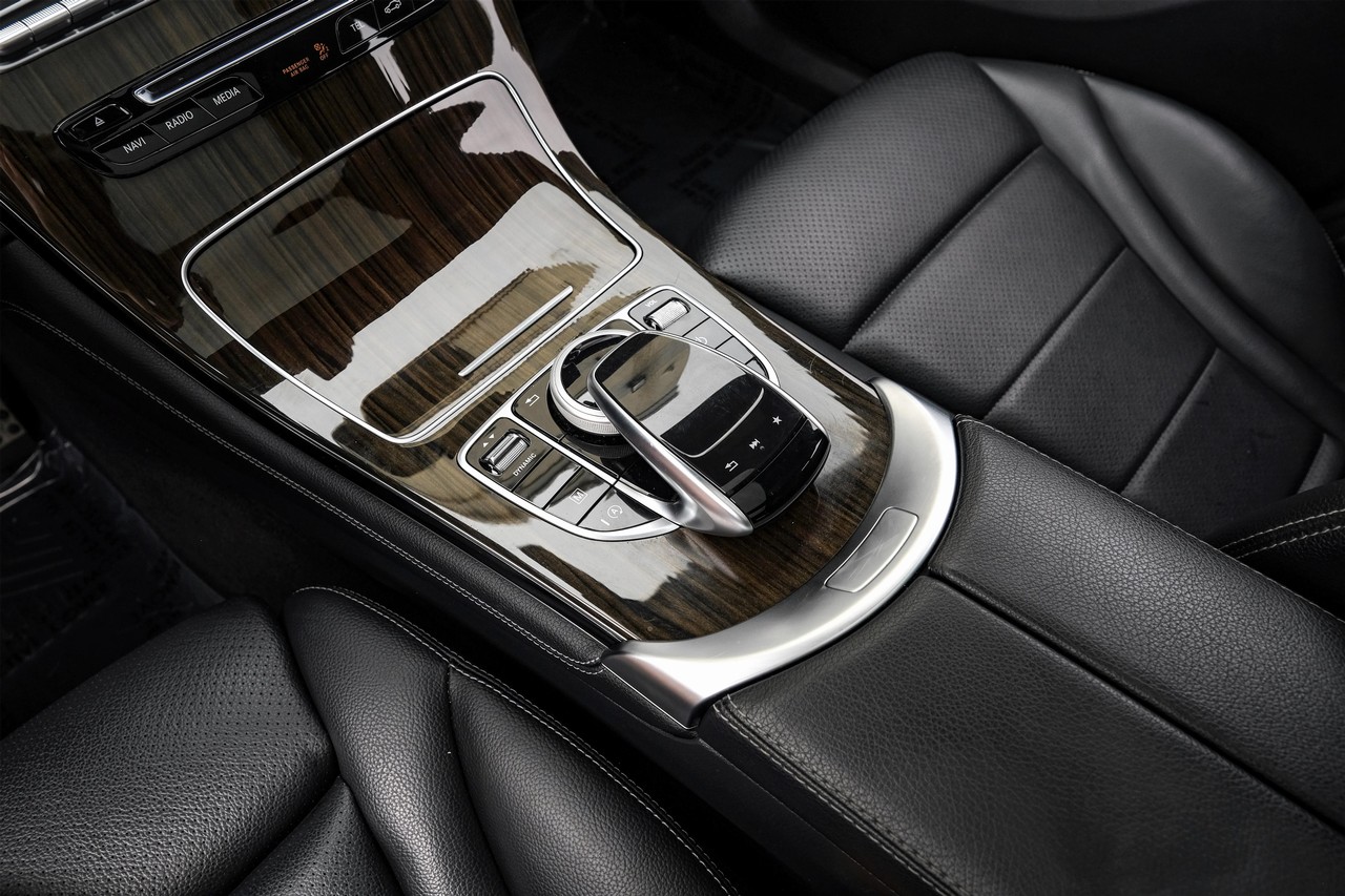 Mercedes-Benz GLC Vehicle Main Gallery Image 25