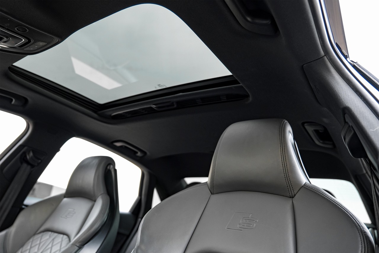 Audi S4 Vehicle Main Gallery Image 05