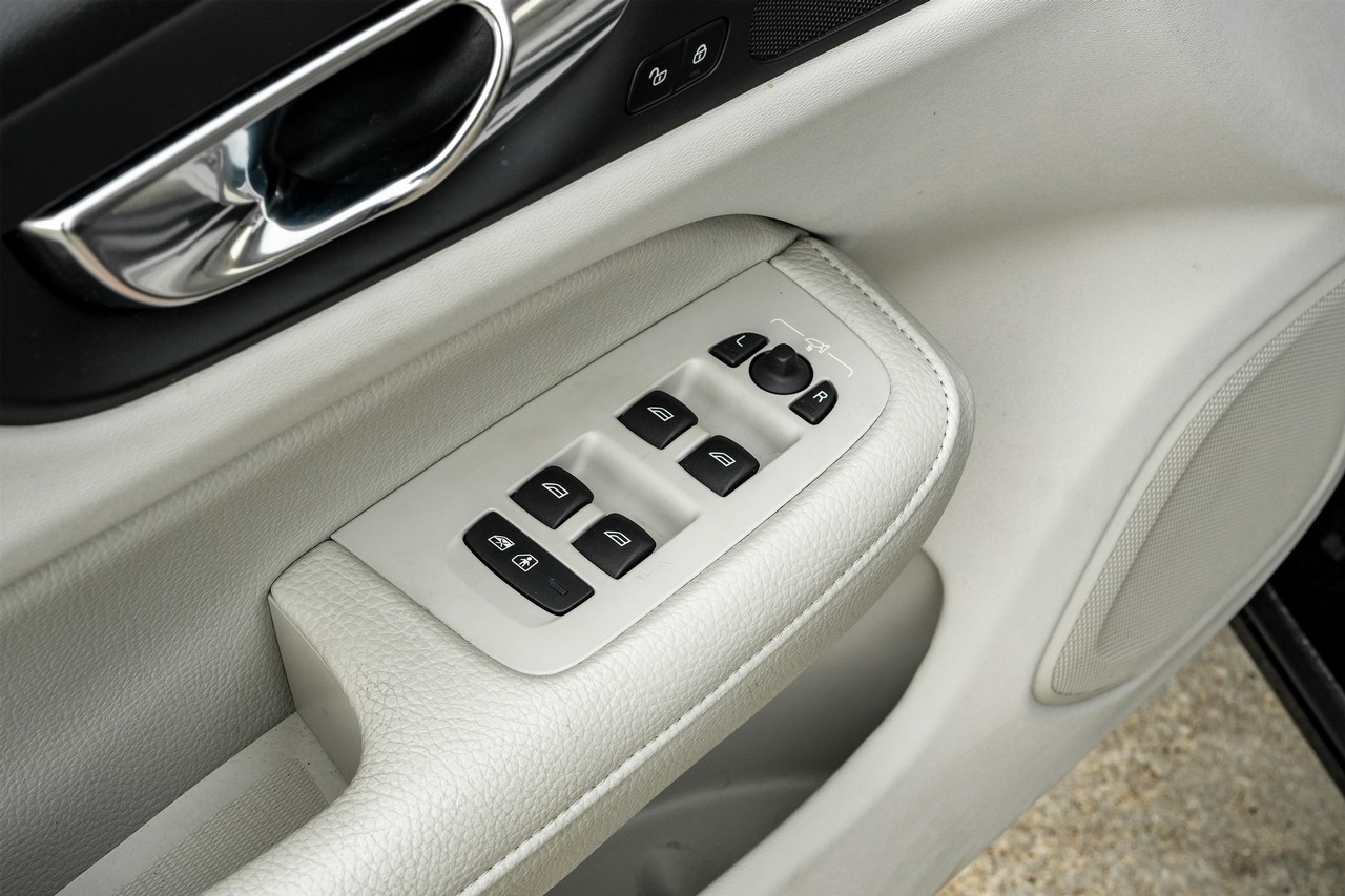 Volvo S60 Vehicle Main Gallery Image 40