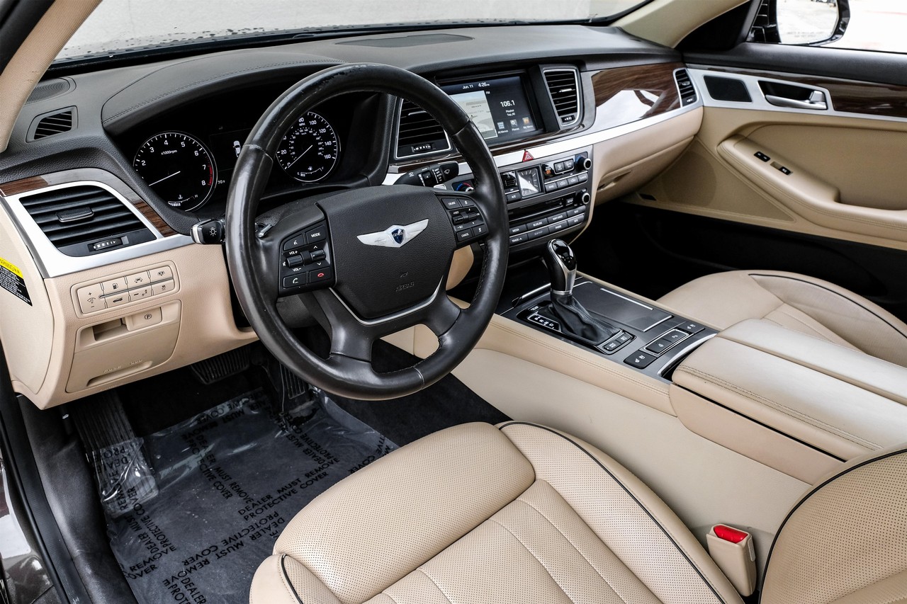 Hyundai Genesis Vehicle Main Gallery Image 03