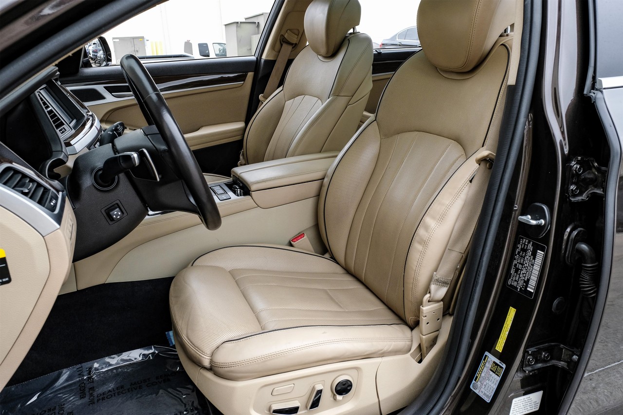 Hyundai Genesis Vehicle Main Gallery Image 04