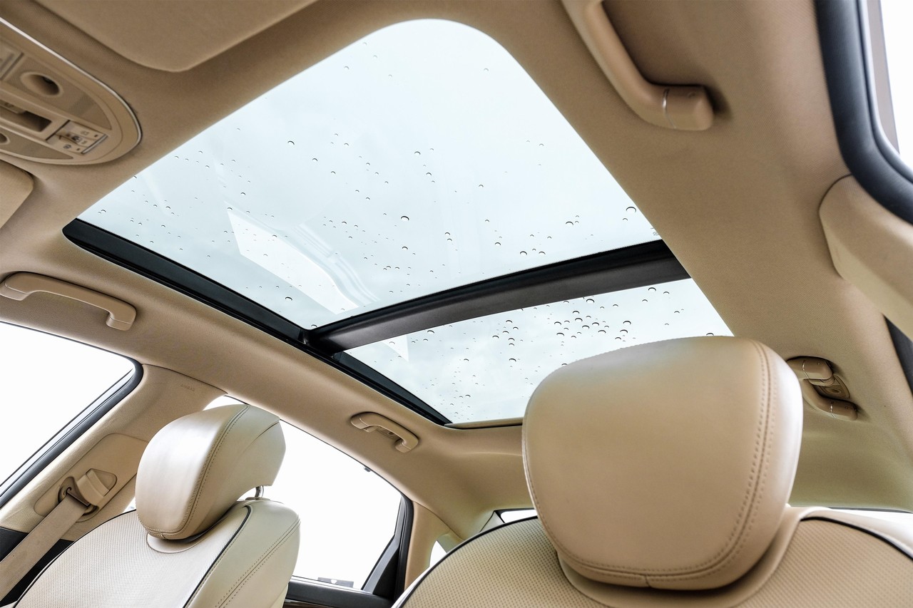 Hyundai Genesis Vehicle Main Gallery Image 05