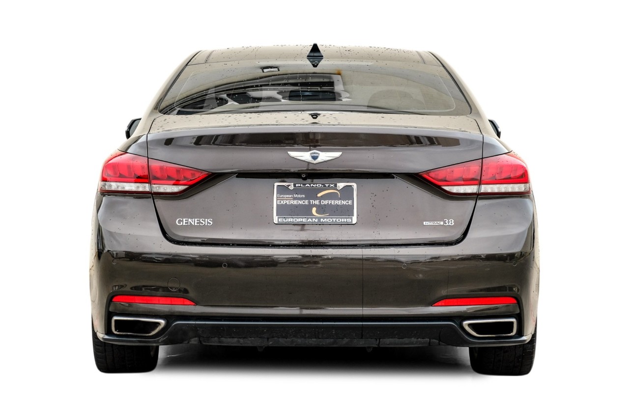 Hyundai Genesis Vehicle Main Gallery Image 10