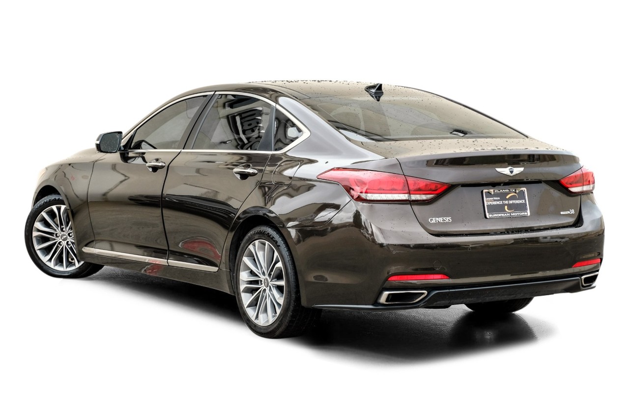 Hyundai Genesis Vehicle Main Gallery Image 11