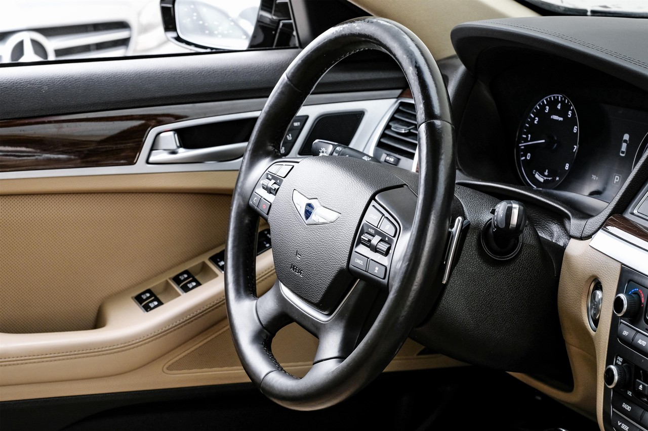 Hyundai Genesis Vehicle Main Gallery Image 14