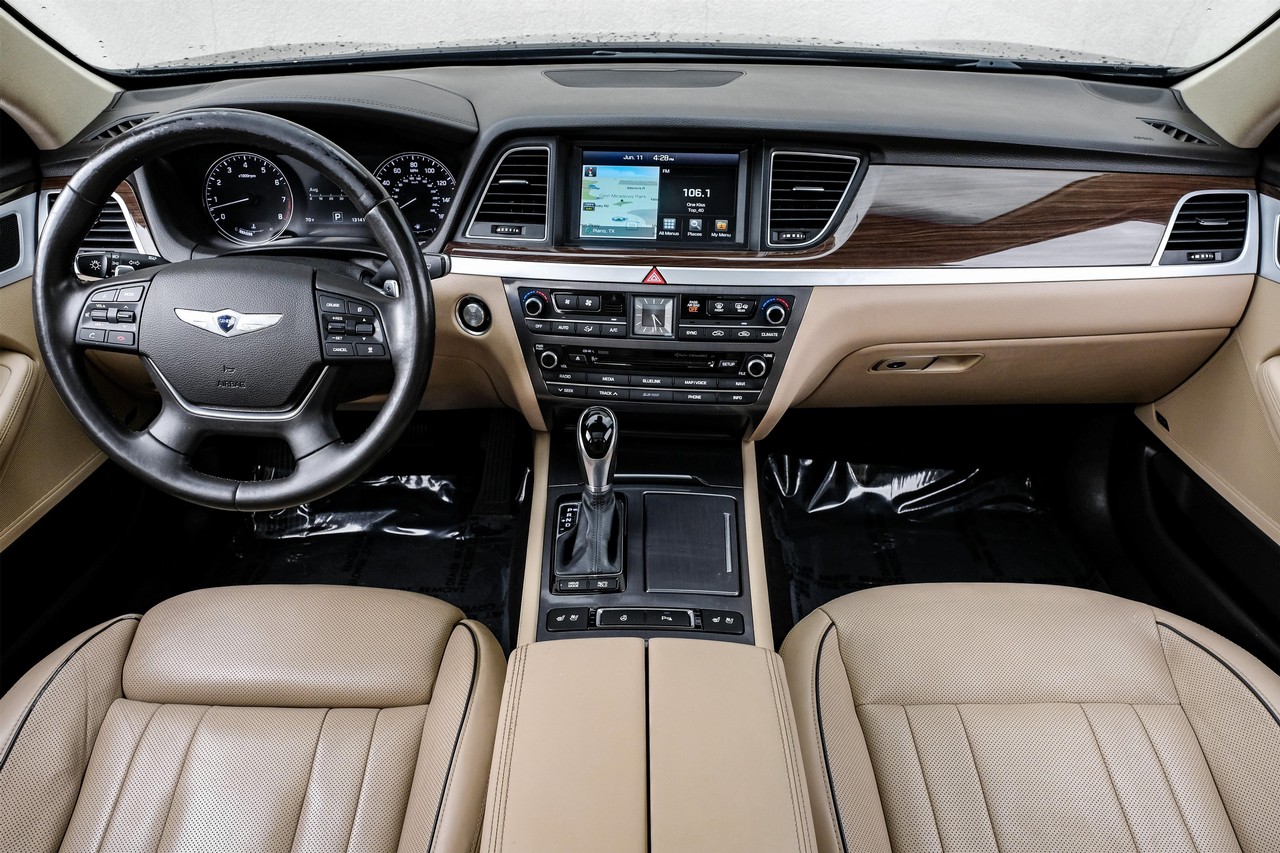 Hyundai Genesis Vehicle Main Gallery Image 15