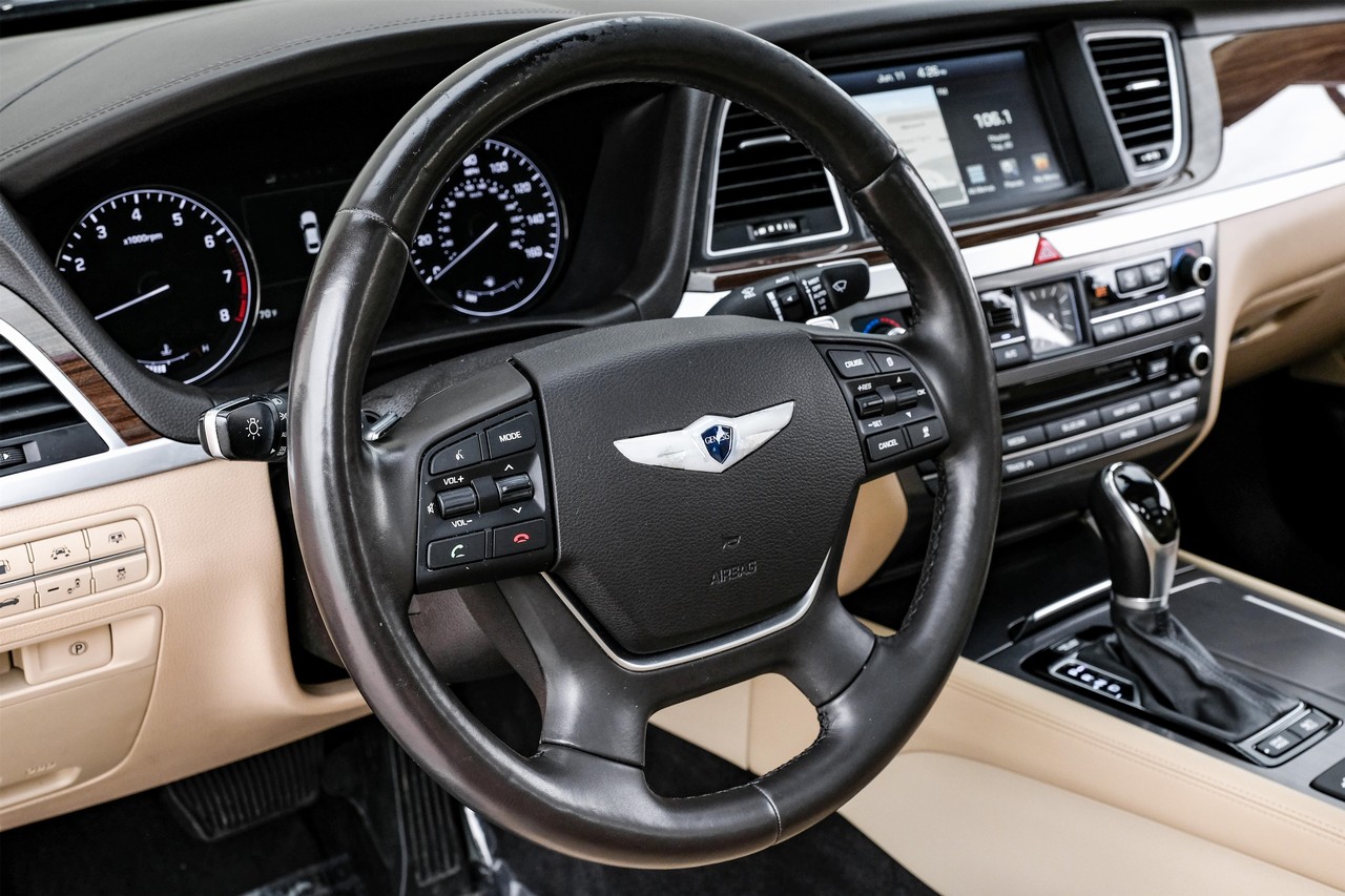 Hyundai Genesis Vehicle Main Gallery Image 16