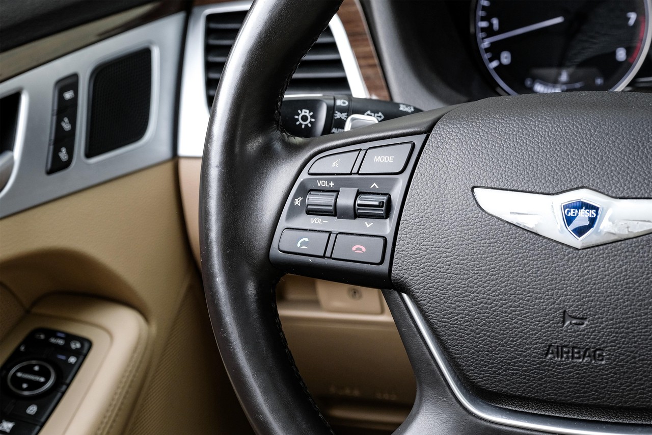 Hyundai Genesis Vehicle Main Gallery Image 18