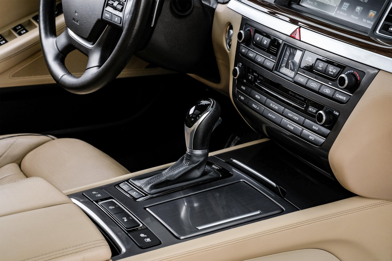 Hyundai Genesis Vehicle Main Gallery Image 24