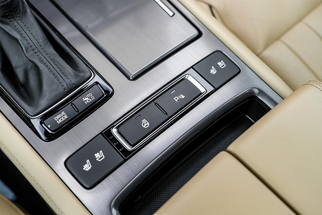 Hyundai Genesis Vehicle Main Gallery Image 26