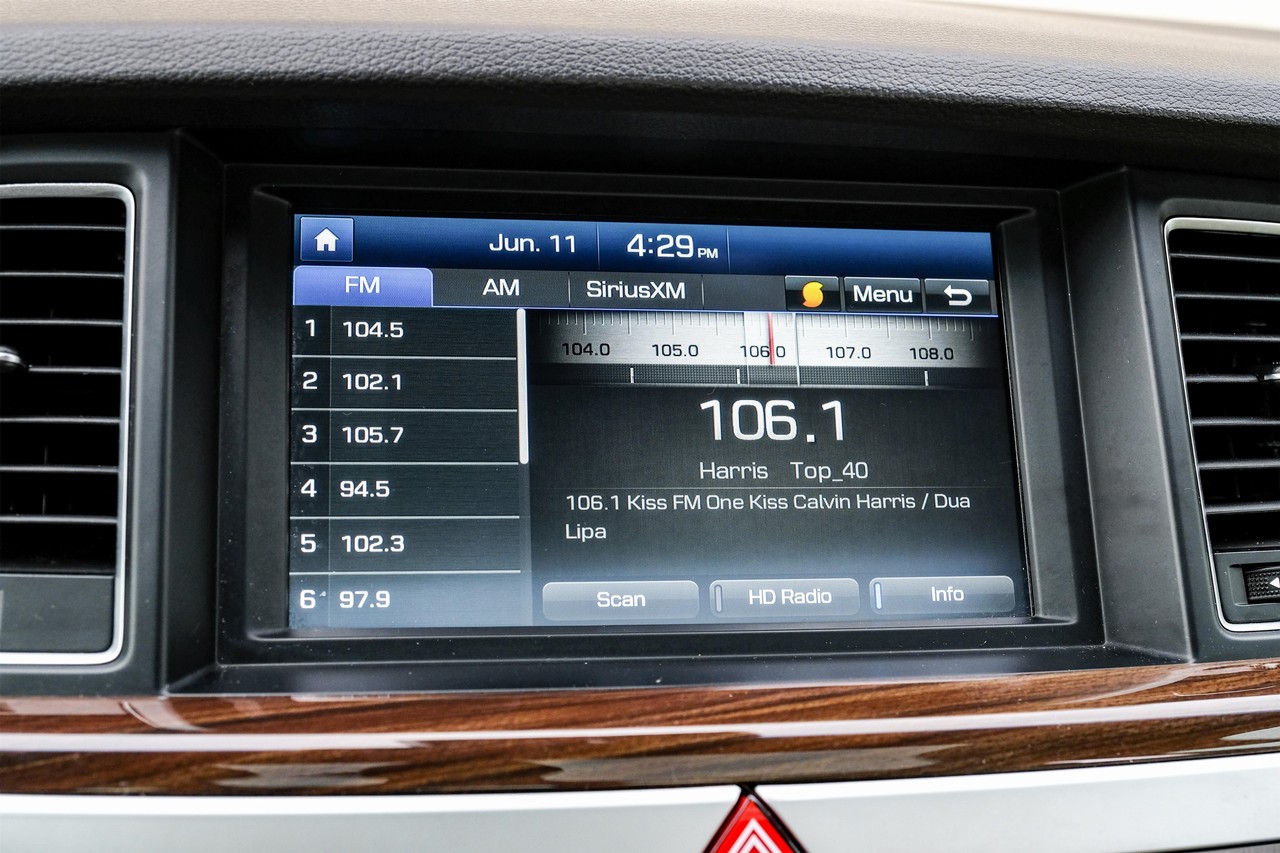 Hyundai Genesis Vehicle Main Gallery Image 31