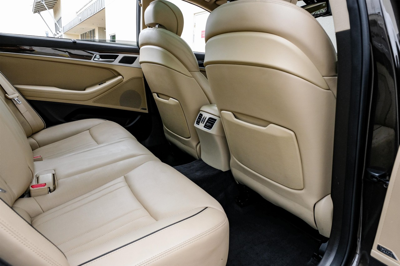 Hyundai Genesis Vehicle Main Gallery Image 35