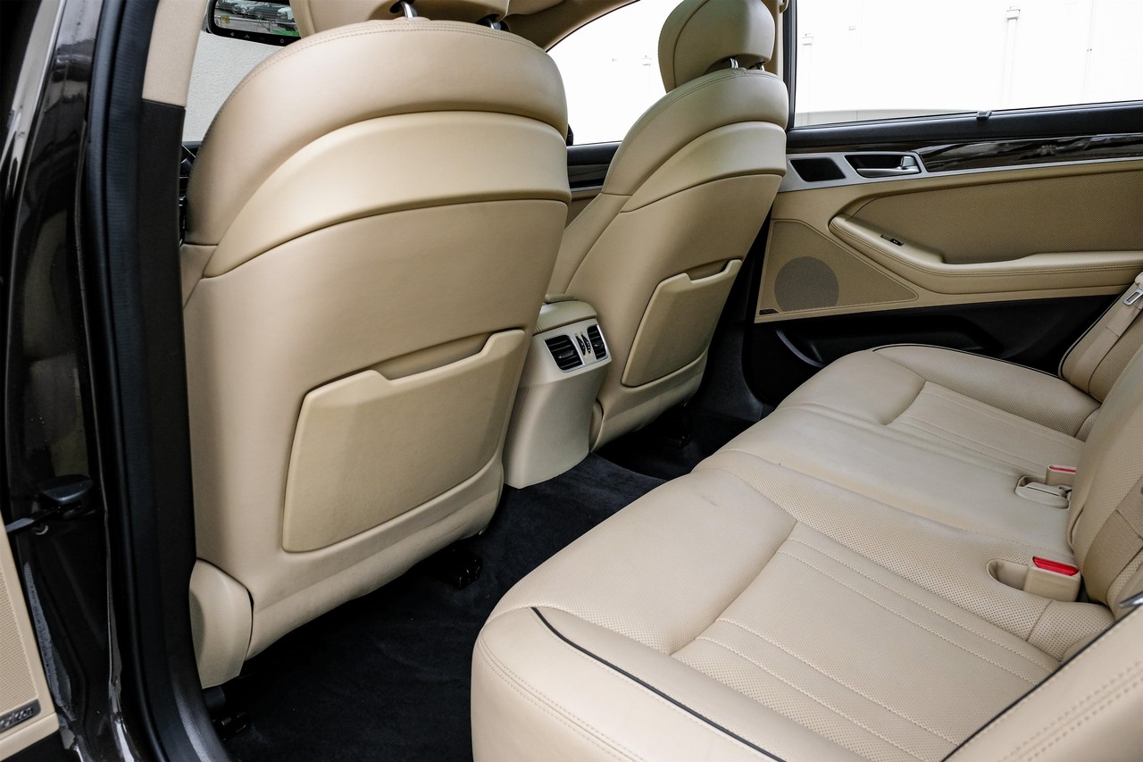 Hyundai Genesis Vehicle Main Gallery Image 36
