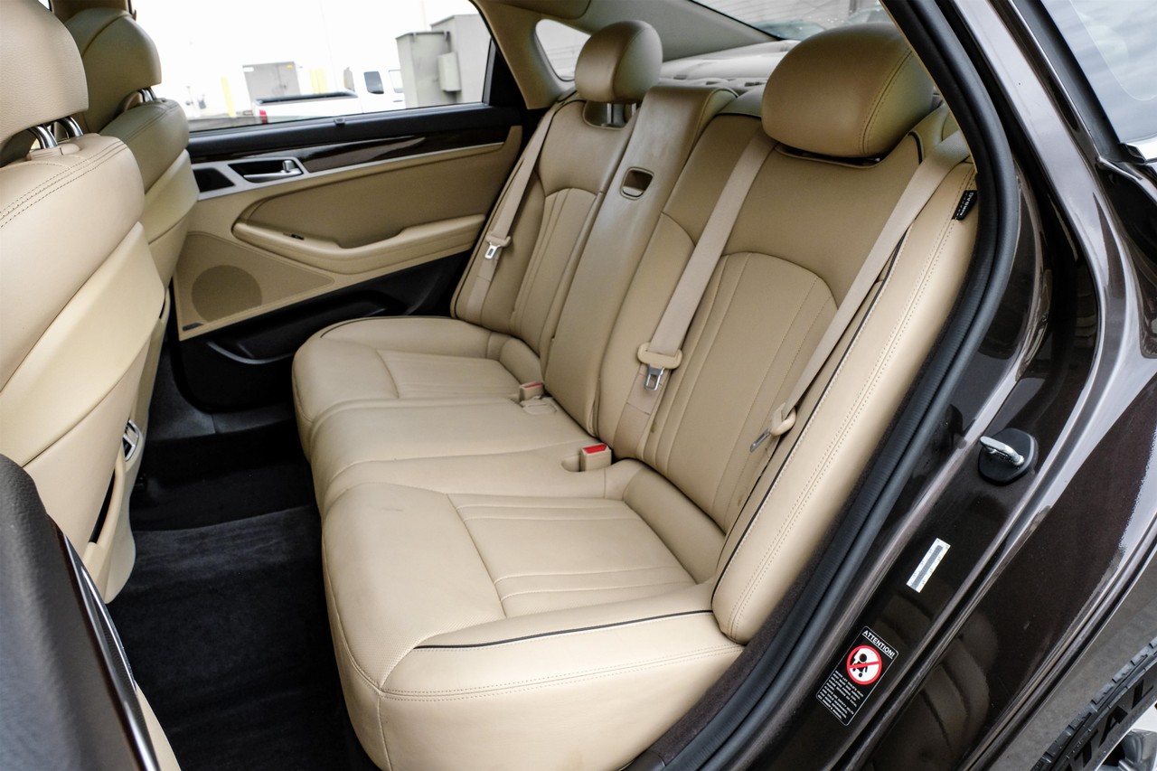 Hyundai Genesis Vehicle Main Gallery Image 37