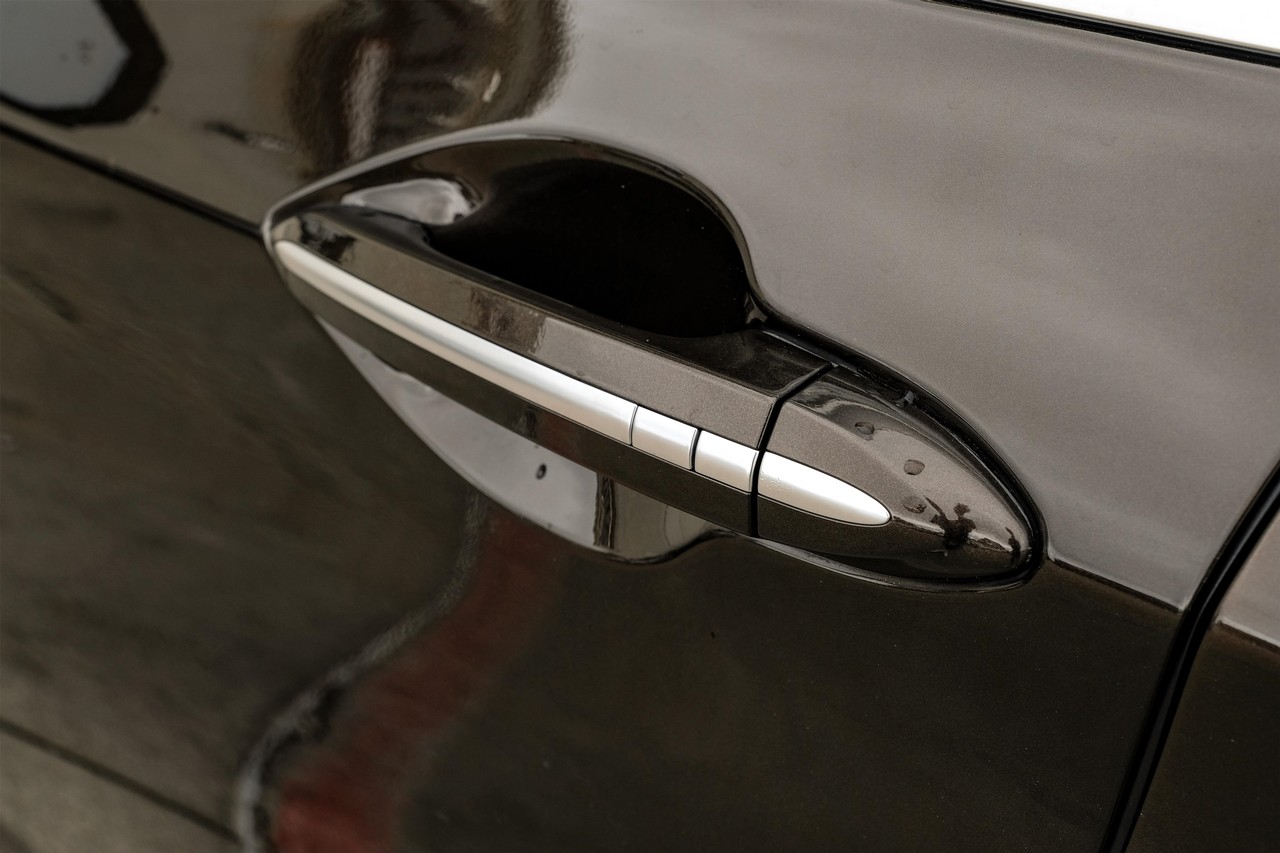 Hyundai Genesis Vehicle Main Gallery Image 38