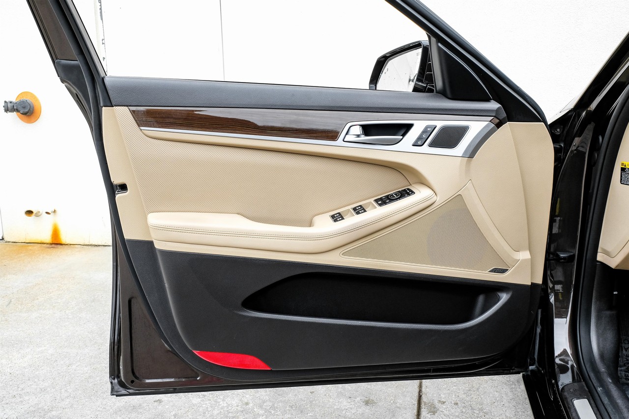 Hyundai Genesis Vehicle Main Gallery Image 40