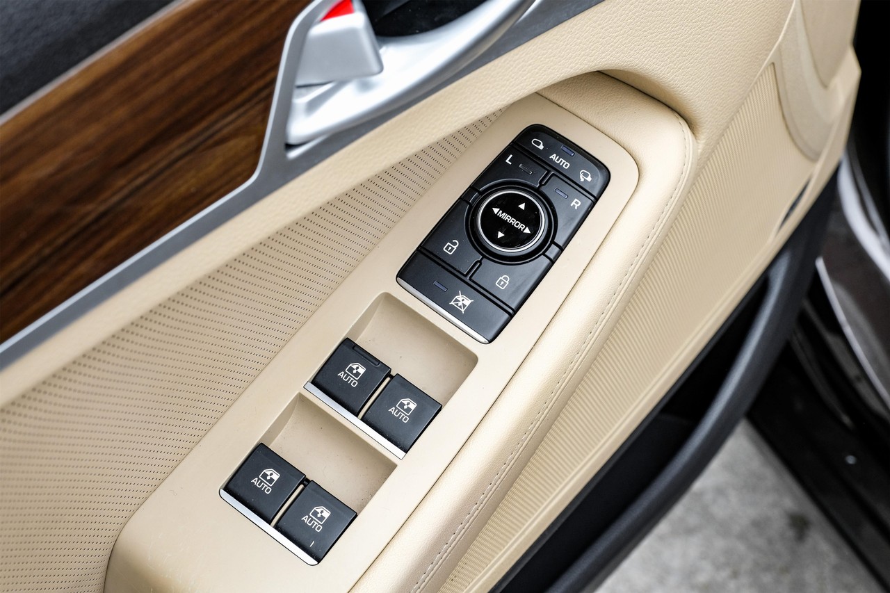 Hyundai Genesis Vehicle Main Gallery Image 41