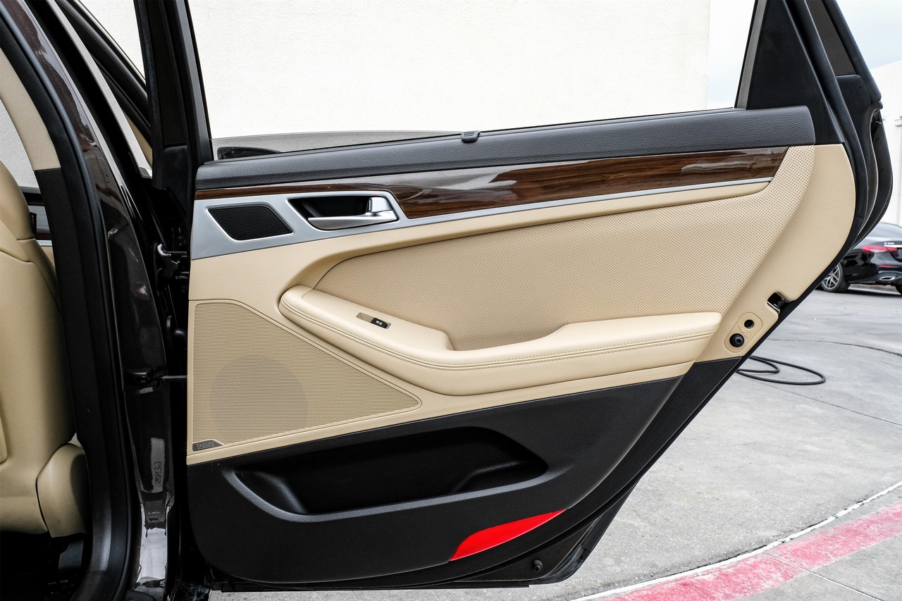 Hyundai Genesis Vehicle Main Gallery Image 44