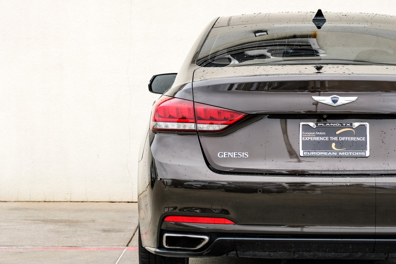 Hyundai Genesis Vehicle Main Gallery Image 46