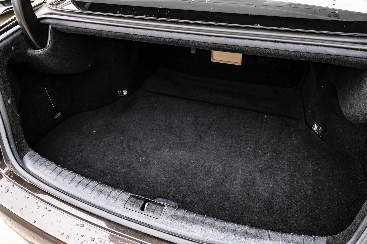 Hyundai Genesis Vehicle Main Gallery Image 47
