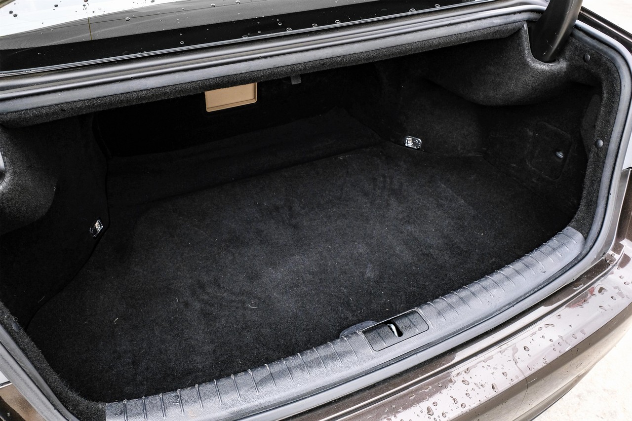 Hyundai Genesis Vehicle Main Gallery Image 48