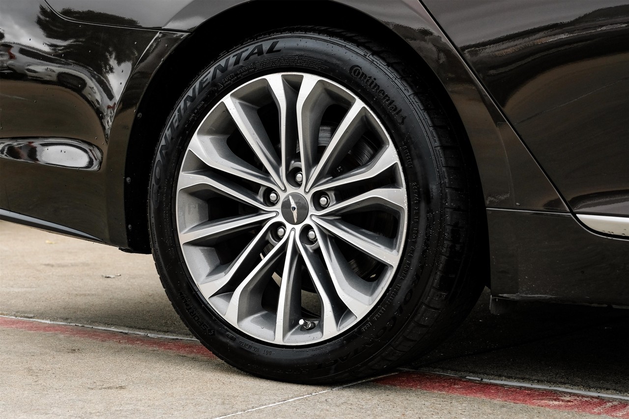 Hyundai Genesis Vehicle Main Gallery Image 49