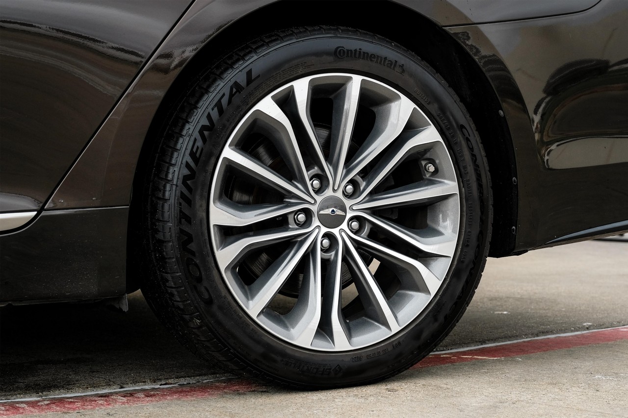 Hyundai Genesis Vehicle Main Gallery Image 52