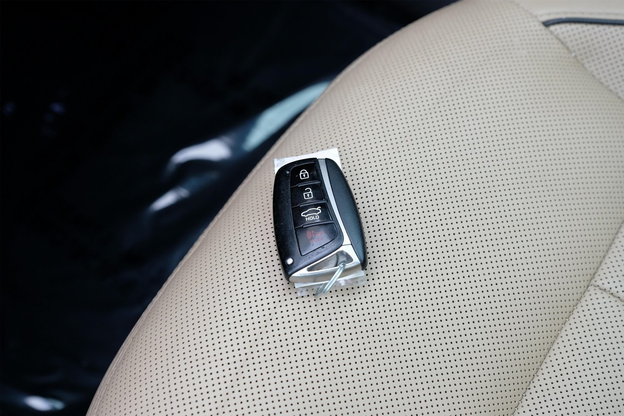 Hyundai Genesis Vehicle Main Gallery Image 53