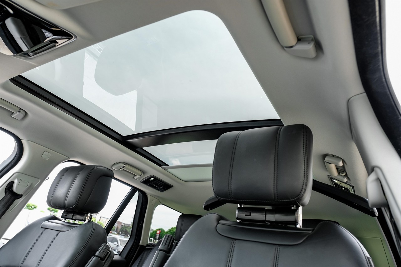 Land Rover Range Rover Vehicle Main Gallery Image 05