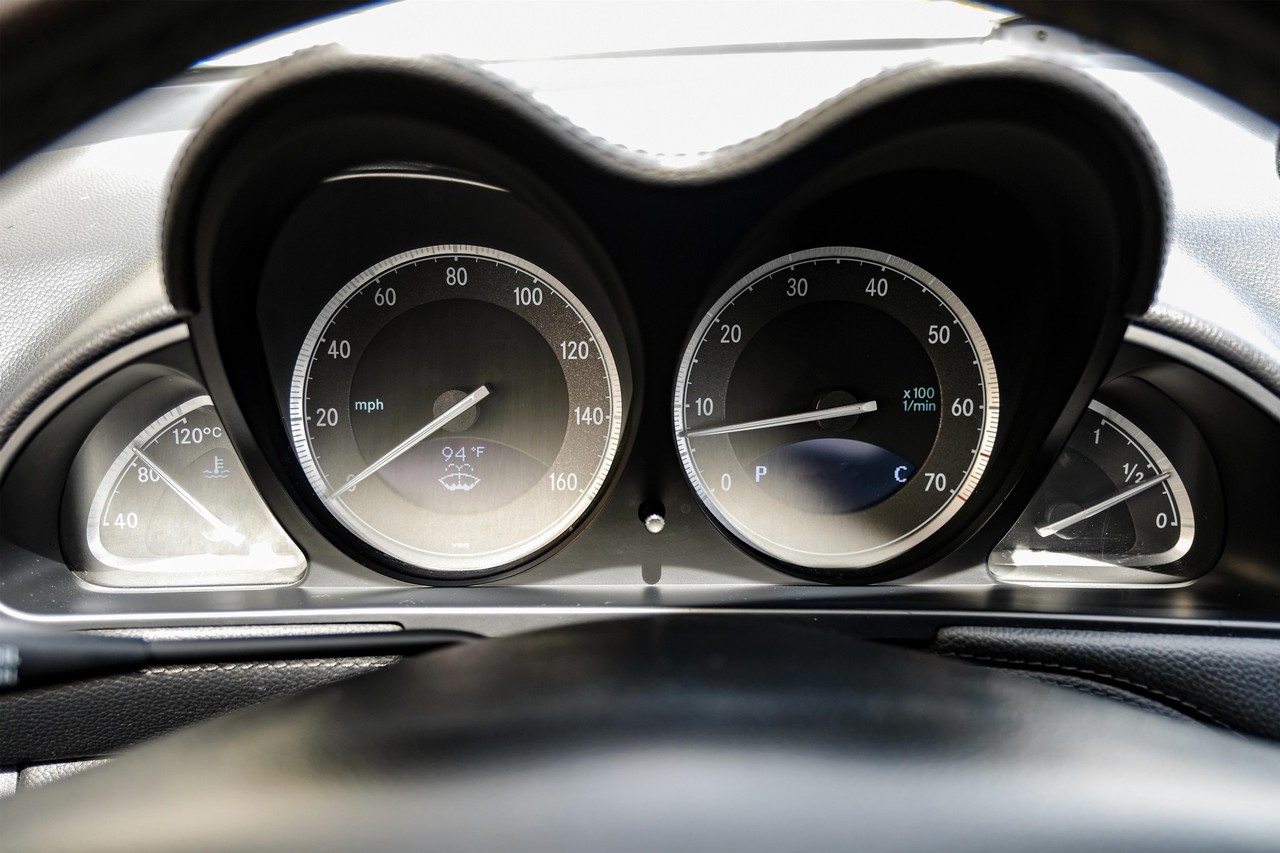 Mercedes-Benz SL-Class Vehicle Main Gallery Image 17