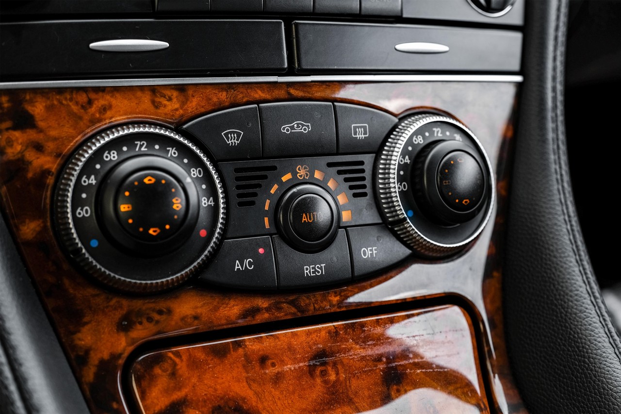 Mercedes-Benz SL-Class Vehicle Main Gallery Image 24