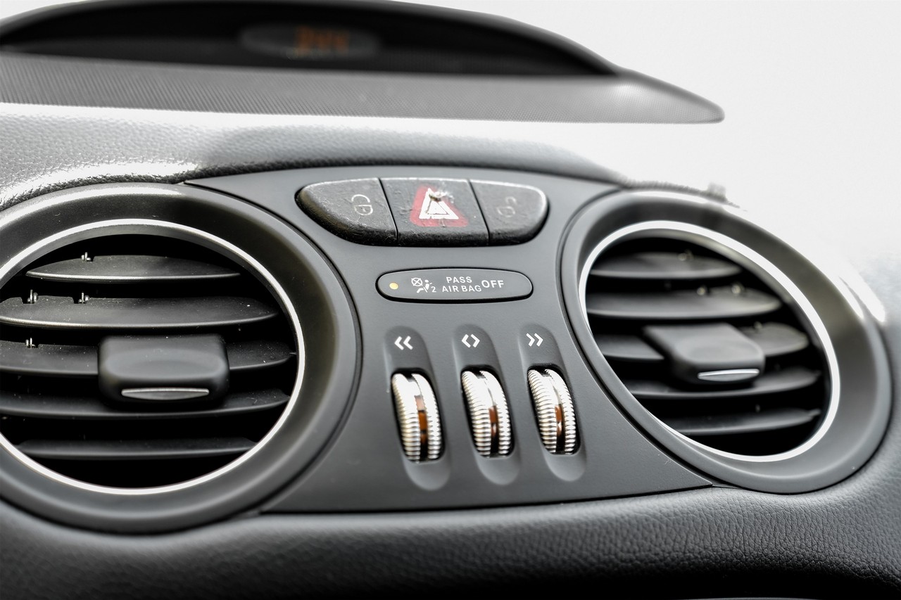 Mercedes-Benz SL-Class Vehicle Main Gallery Image 25