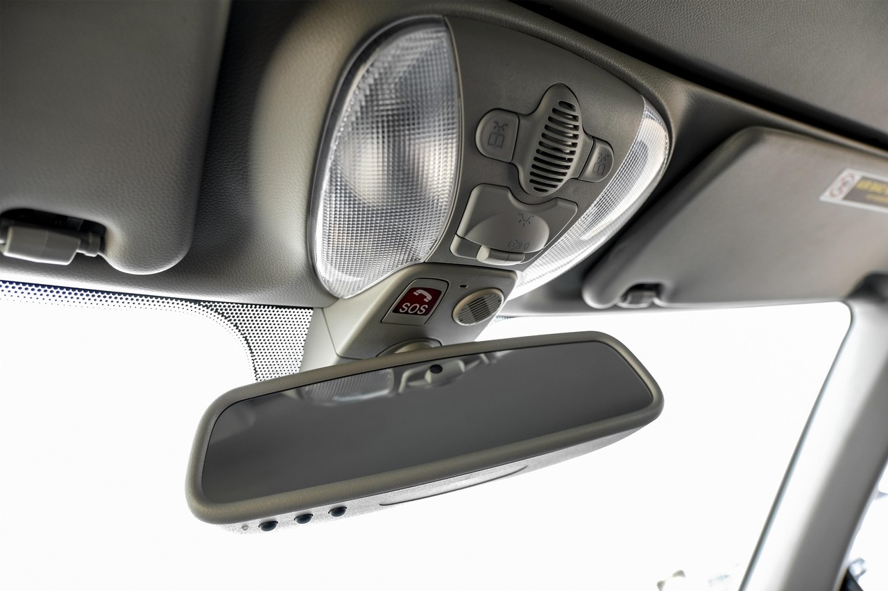 Mercedes-Benz SL-Class Vehicle Main Gallery Image 27