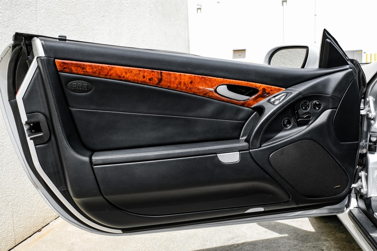 Mercedes-Benz SL-Class Vehicle Main Gallery Image 35