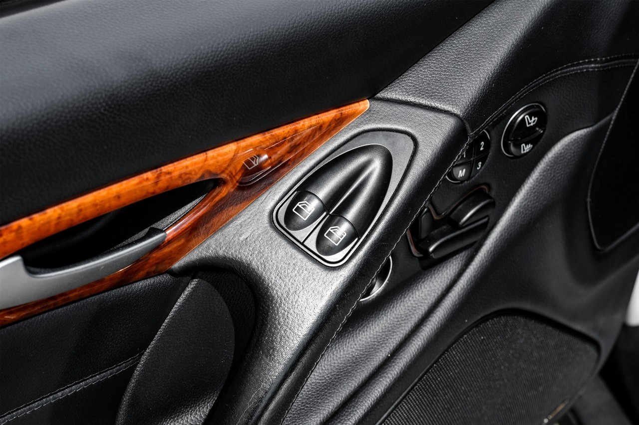 Mercedes-Benz SL-Class Vehicle Main Gallery Image 36