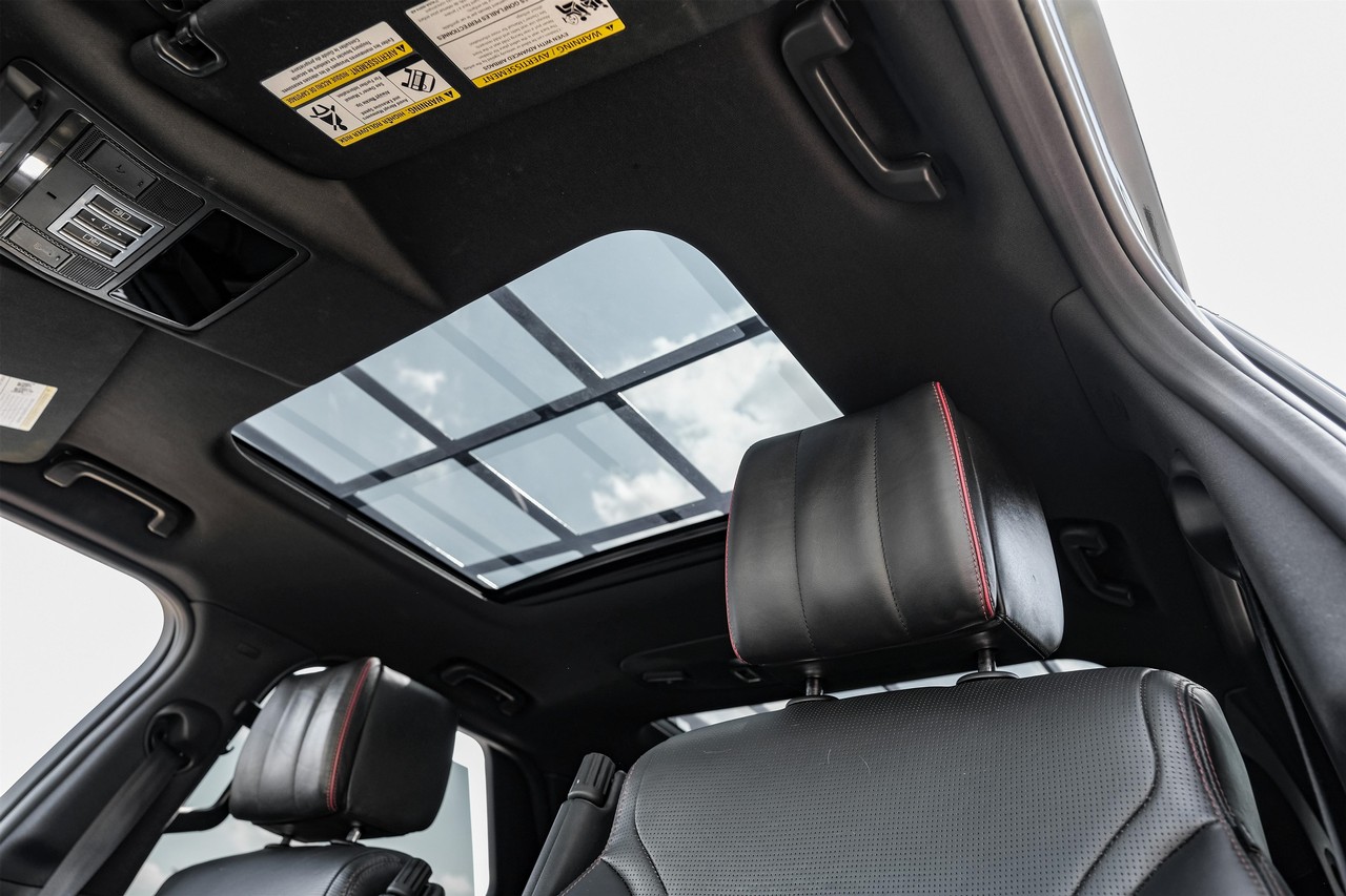 Land Rover Discovery Vehicle Main Gallery Image 04