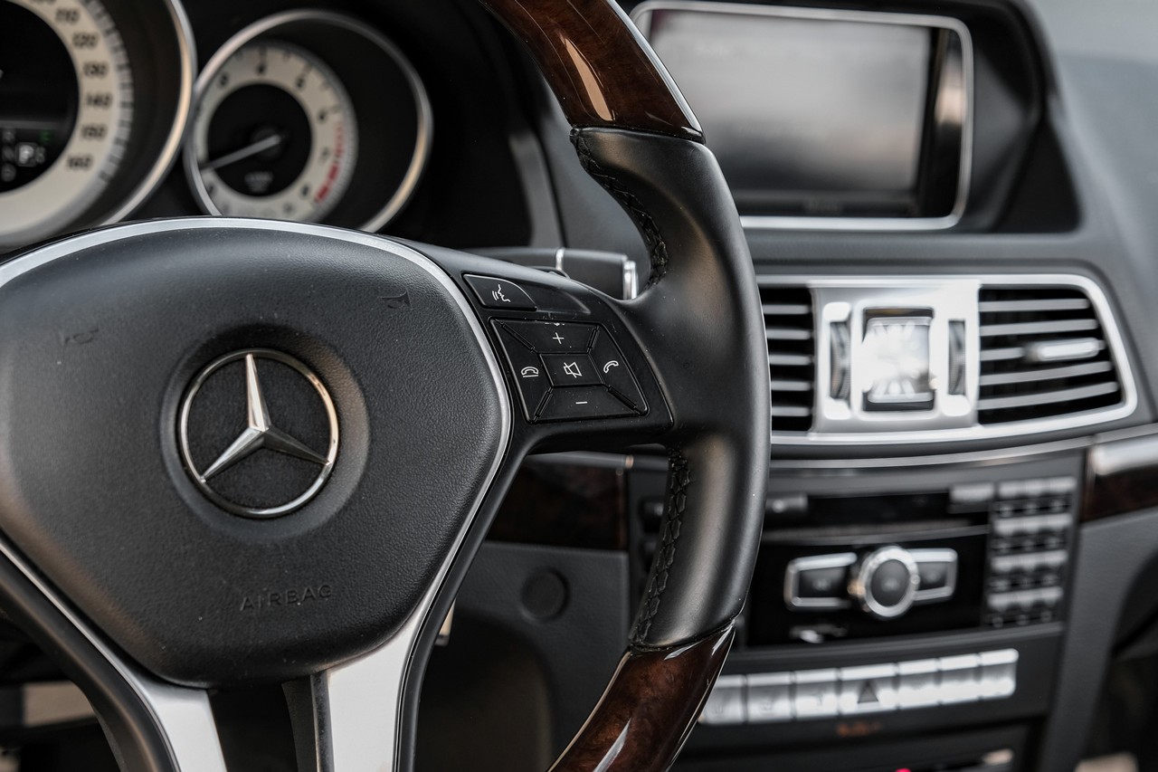 Mercedes-Benz E 550 Vehicle Main Gallery Image 16