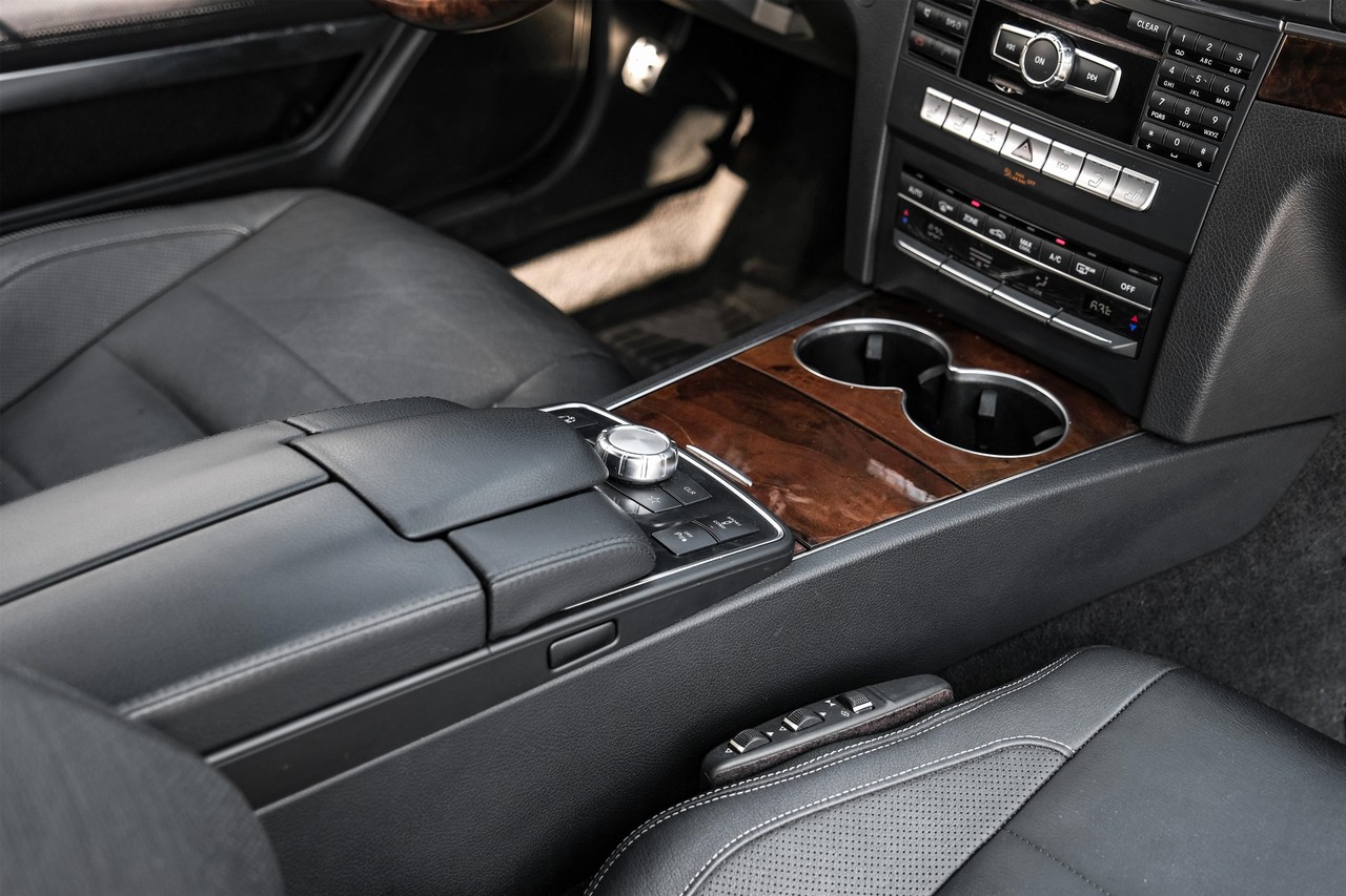 Mercedes-Benz E 550 Vehicle Main Gallery Image 21