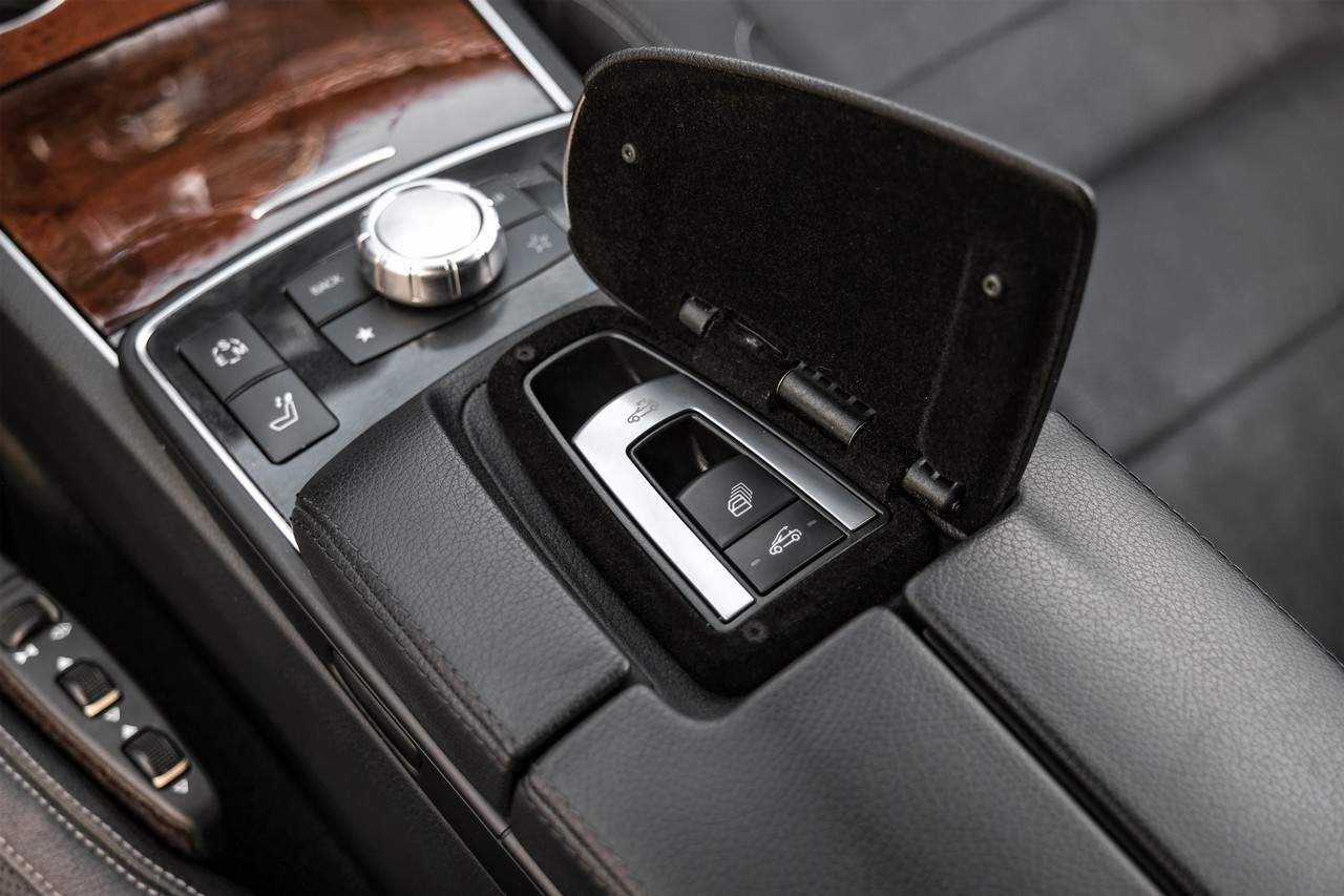 Mercedes-Benz E 550 Vehicle Main Gallery Image 23