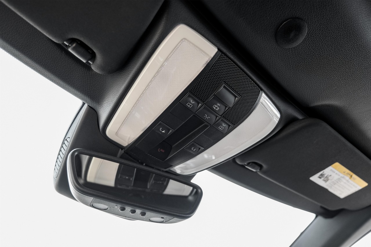 Mercedes-Benz E 550 Vehicle Main Gallery Image 27