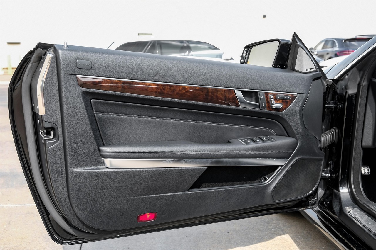 Mercedes-Benz E 550 Vehicle Main Gallery Image 36